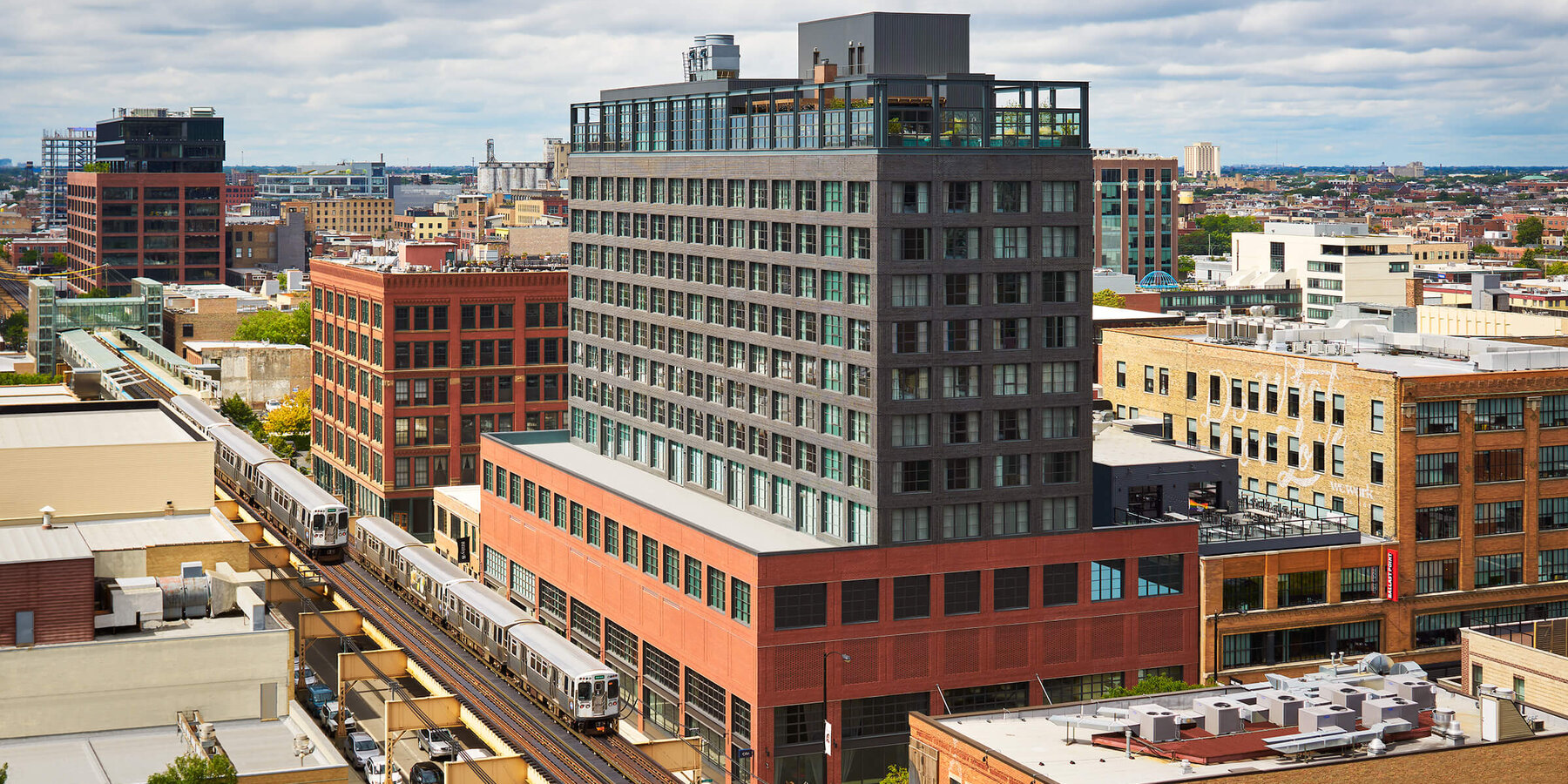 Boutique Hotel Construction - Hoxton Hotel Chicago exterior building