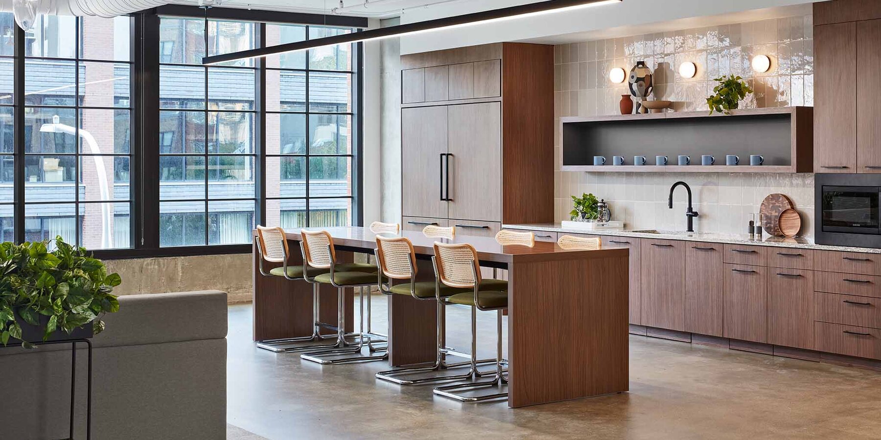 1045 W Fulton Spec Suite