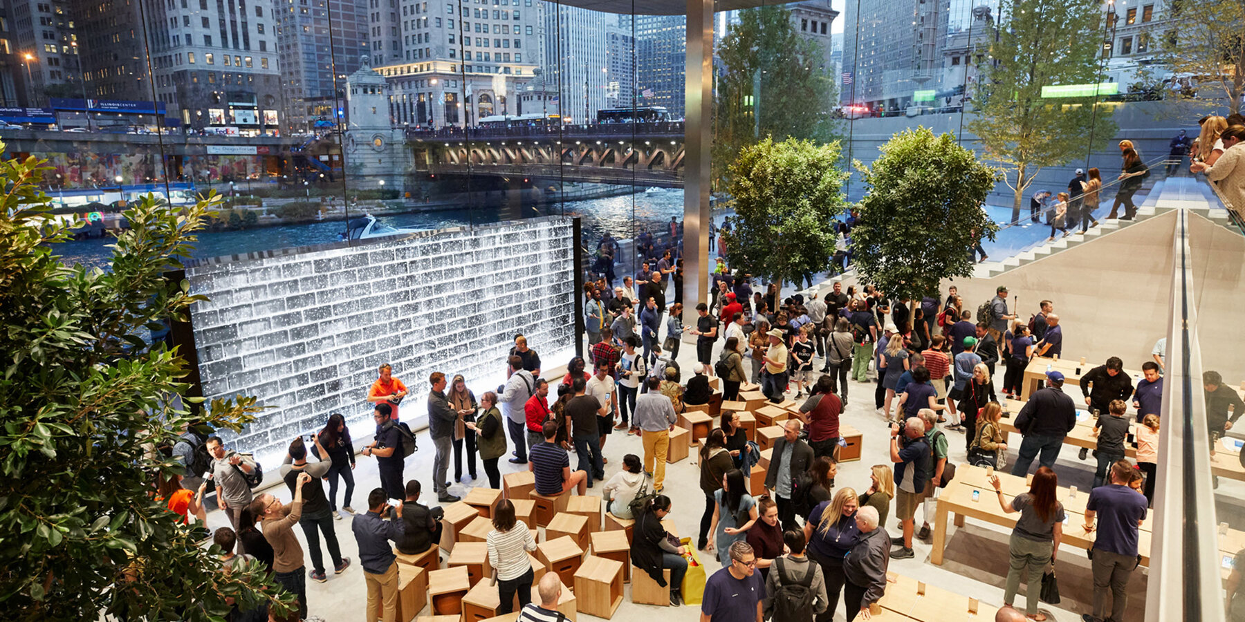Luxury Retail Construction - Apple Store Michigan Avenue waterfront interior