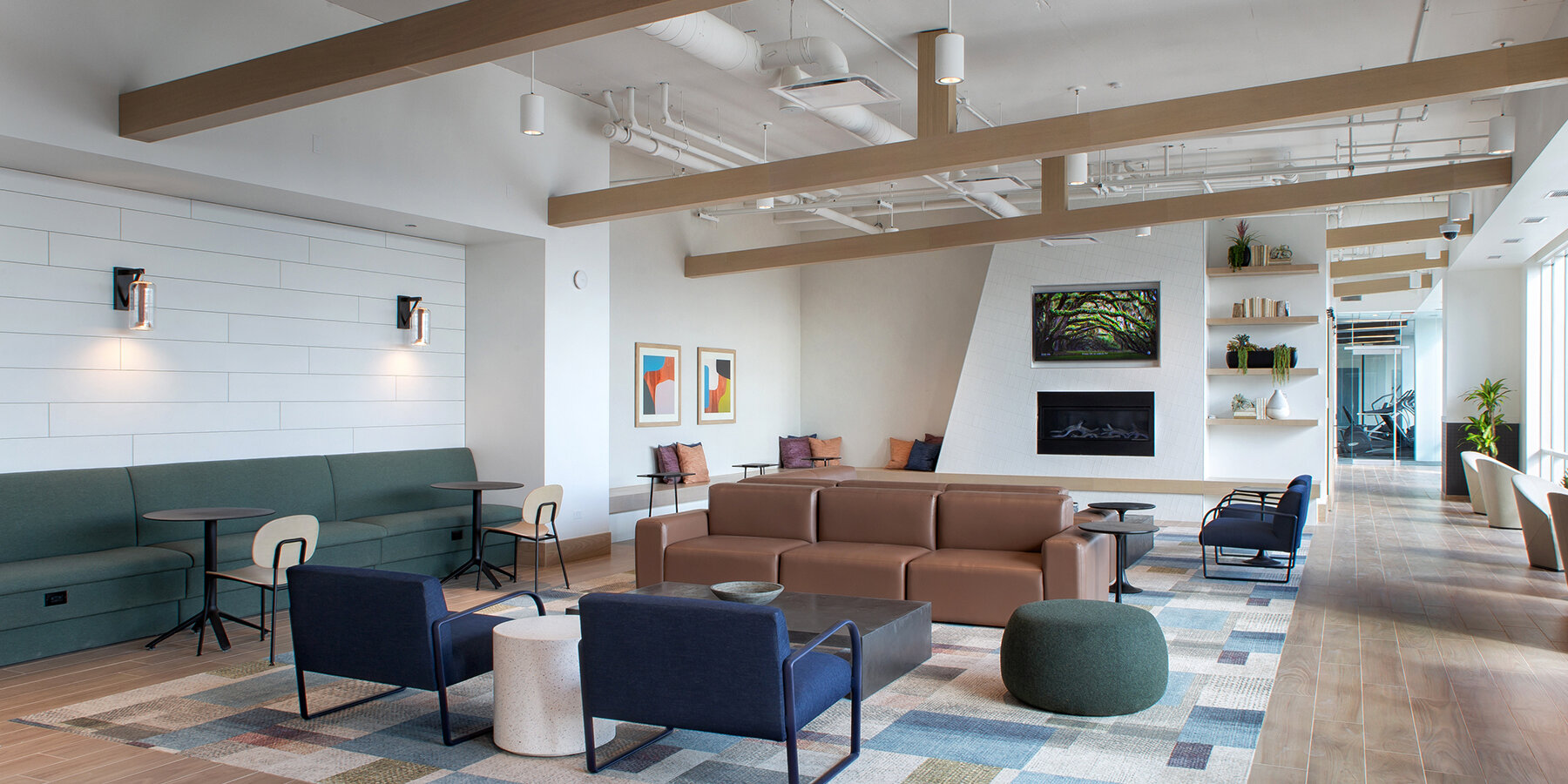 CHICAGO APARTMENT COMPLEX CONSTRUCTION - NORTH+VINE APARTMENTS INTERIOR LOUNGE AREA