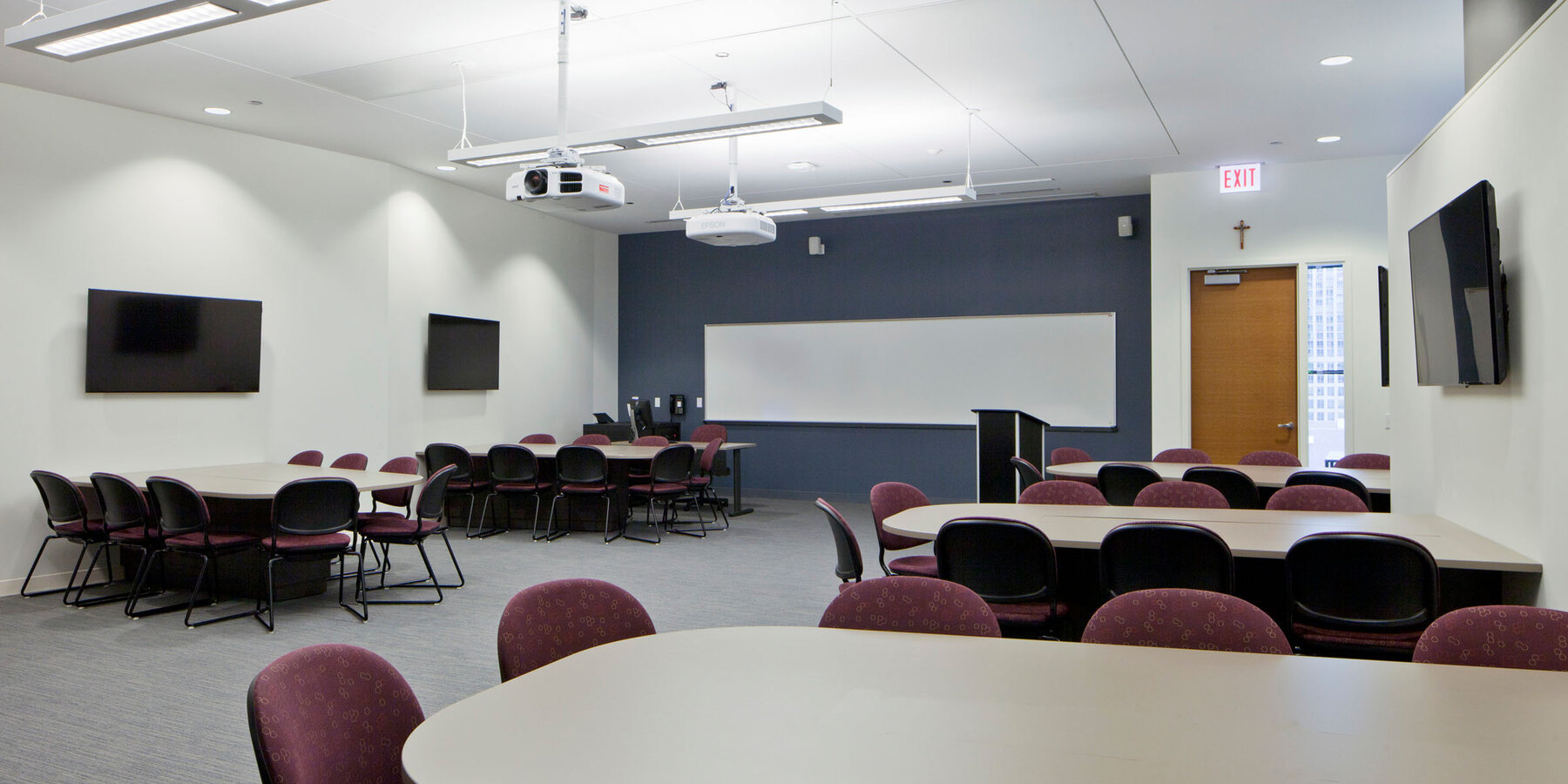Higher Education Construction - Loyola Schreiber Center Quinlan School of Business open classroom with worktables