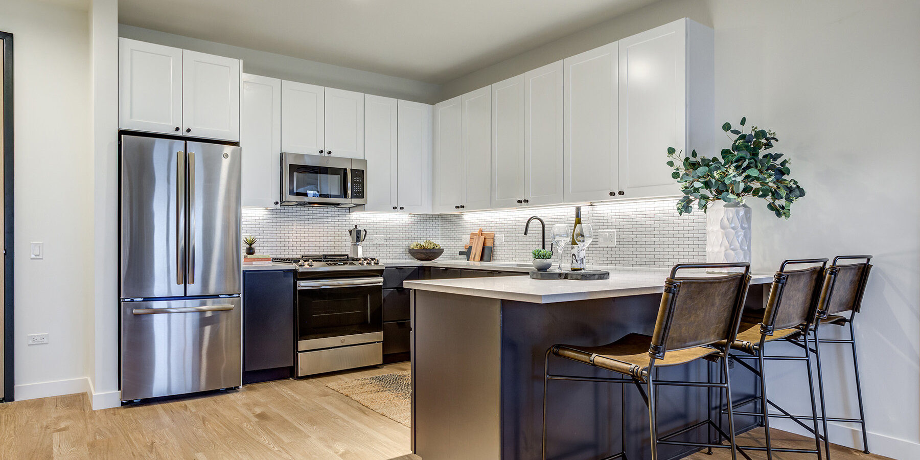 CHICAGO APARTMENT COMPLEX CONSTRUCTION - NORTH+VINE APARTMENTS INTERIOR UNIT KITCHEN