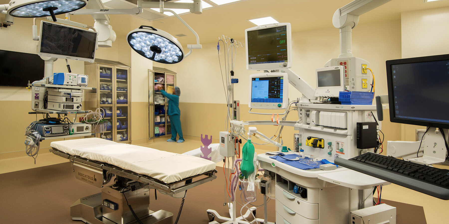 Chicago Medical Construction Company - Northwestern Huntley interior operating room