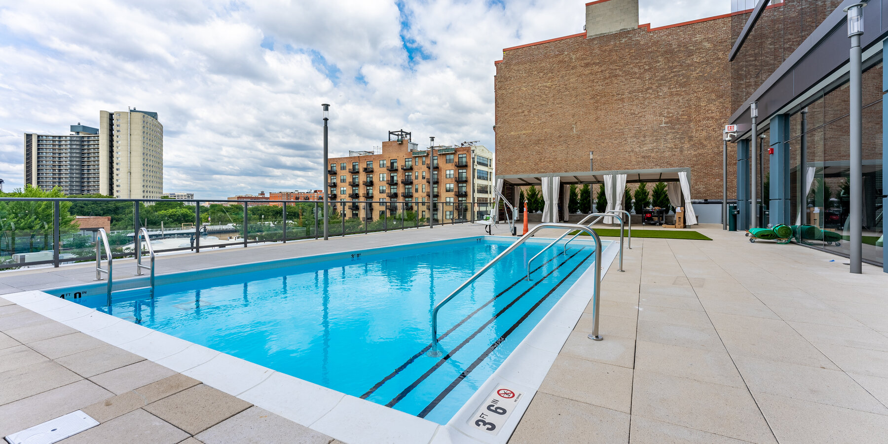 POWER CONSTRUCTION ASPIRE RESIDENCES MULTIFAMILY RESIDENCES CONDOMINIUMS RESIDENTIAL SOUTH LOOP CHICAGO EXTERIOR POOL