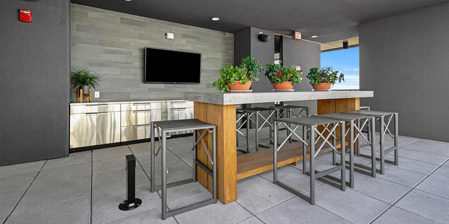 Power Construction Superior House Multifamily Residences Condominiums Residential River North Chicago Amenity Deck Bar