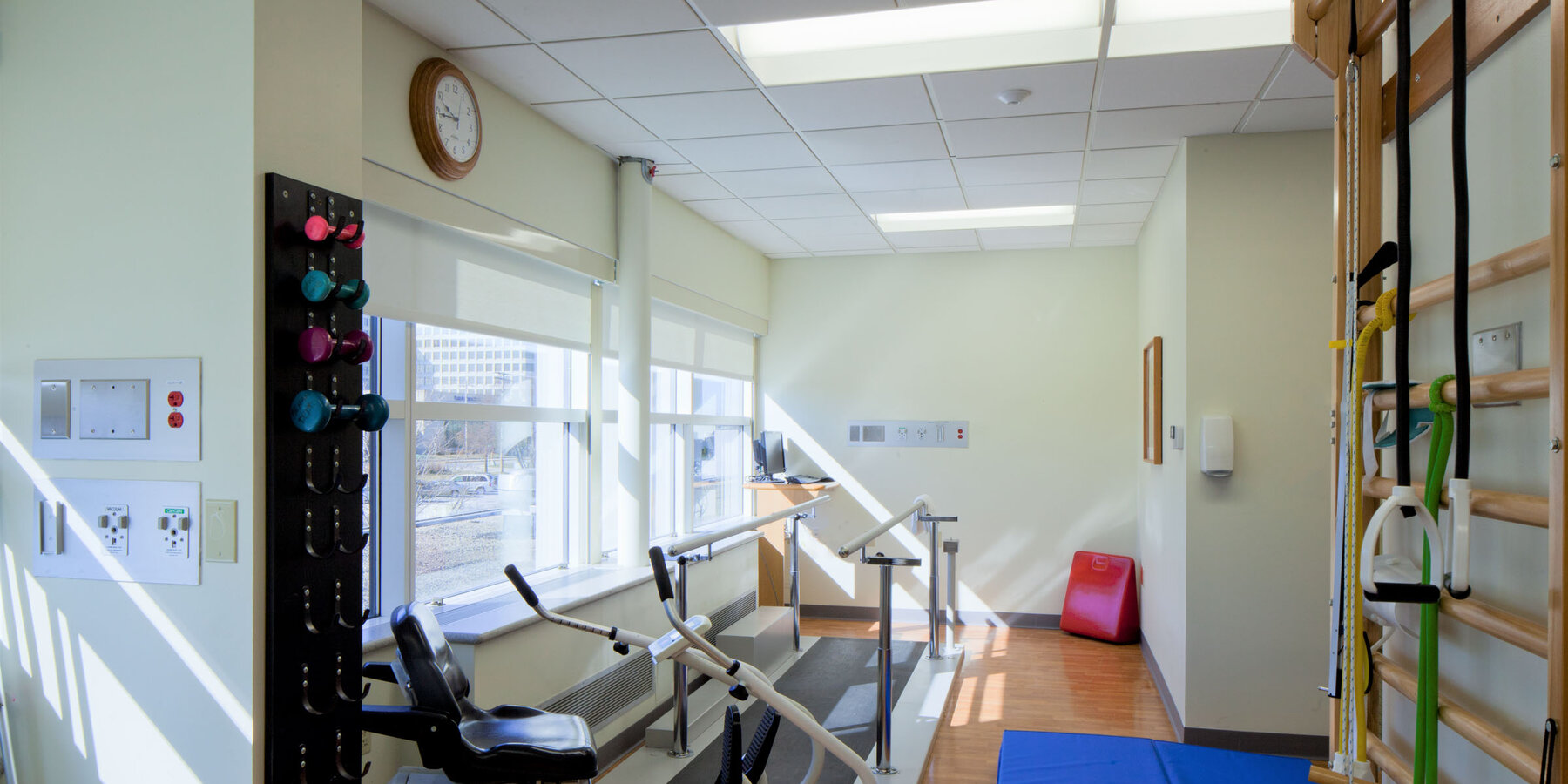 Chicago Hospital Construction Company - Northshore Skokie physical therapy room