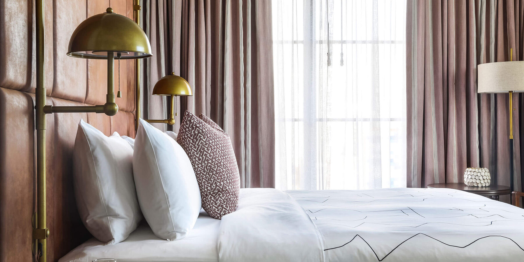 Boutique Hotel Construction - Hoxton Hotel Chicago guest room