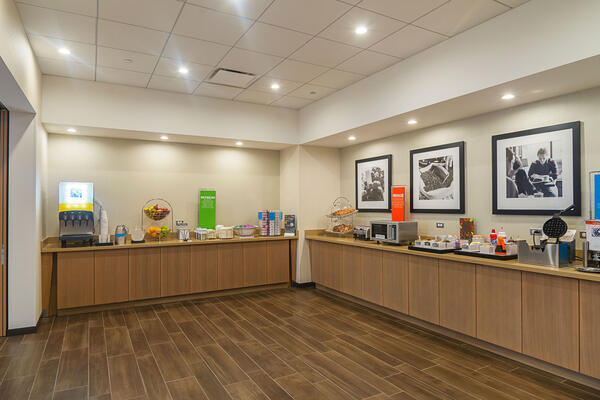 Hospitality Construction Companies - Hampton Inn Loyola breakfast nook