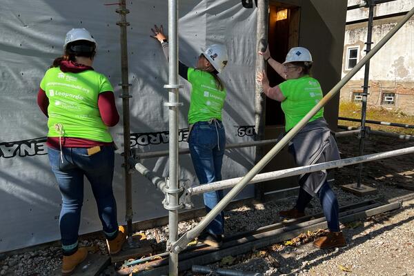 Power women in construction women build