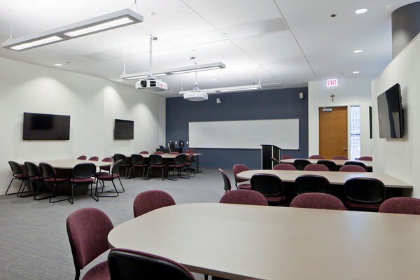 Higher Education Construction - Loyola Schreiber Center Quinlan School of Business open classroom with worktables