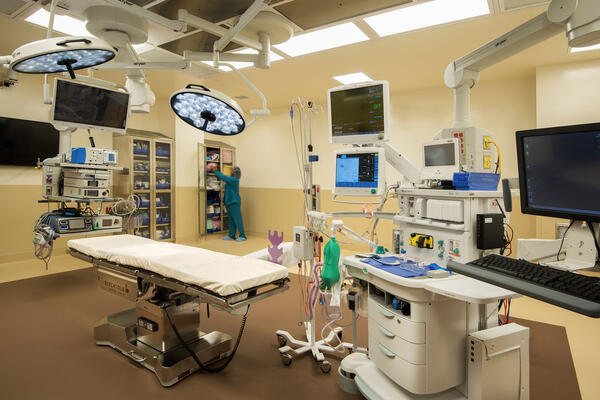 Chicago Medical Construction Company - Northwestern Huntley interior operating room