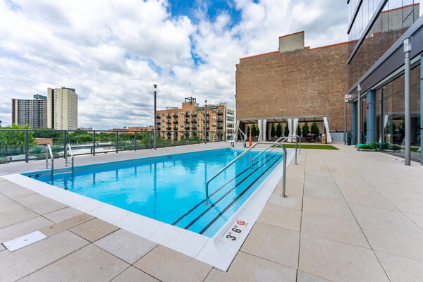 POWER CONSTRUCTION ASPIRE RESIDENCES MULTIFAMILY RESIDENCES CONDOMINIUMS RESIDENTIAL SOUTH LOOP CHICAGO EXTERIOR POOL