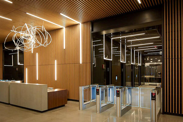 Award-Winning Office Construction Chicago - Gr33n interior lobby