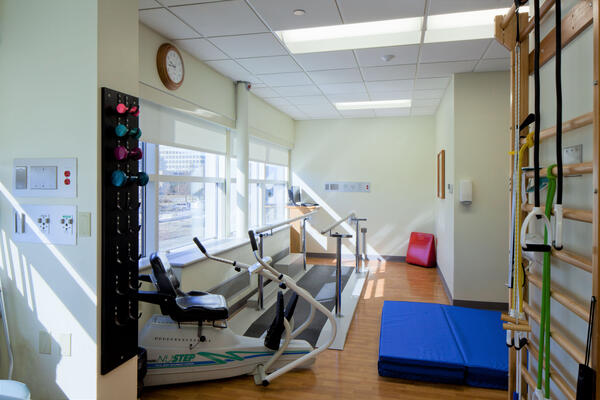 Chicago Hospital Construction Company - Northshore Skokie physical therapy room