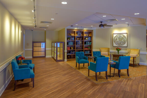 Chicago Senior Living Construction - Moorings Arlington Heights lounge area with seating