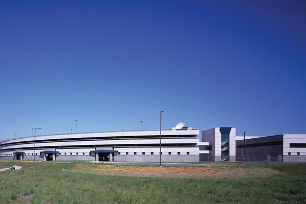 Industrial Construction Chicago - USPS O'Hare Processing exterior parking side view